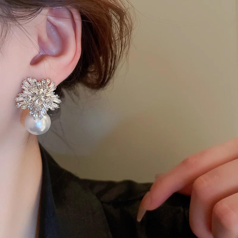 High-End Design Snowflake Zircon Stud Earrings Pearl Earrings Super Shiny Elegant Light Luxury Elegant Earrings for Women High-End Exquisite