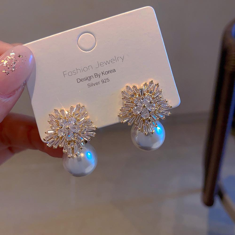 High-End Design Snowflake Zircon Stud Earrings Pearl Earrings Super Shiny Elegant Light Luxury Elegant Earrings for Women High-End Exquisite