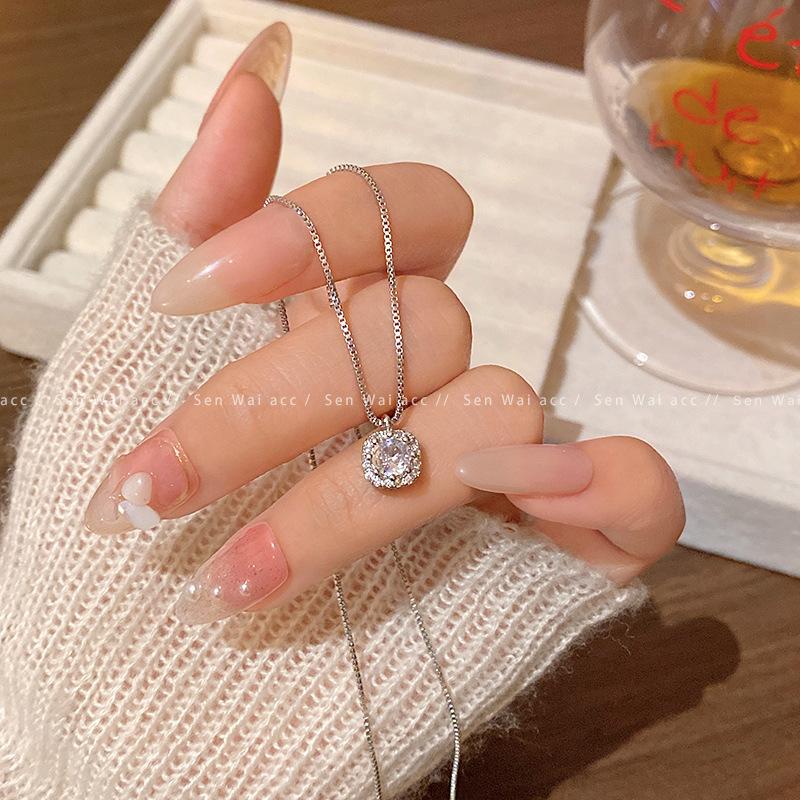 Flash Diamond Square Sugar Titanium Steel Necklace Women's Light Luxury Niche High Sense New Clavicle Chain 2026 New Necklace Accessories