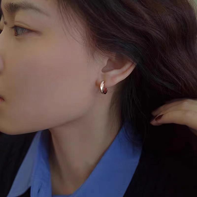 Simple Plain Ring Ear Buckle for Women 2023 New Popular Niche Ins High-Grade Light Luxury Cold Style Design Ear Ring