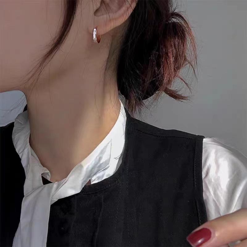 Simple Plain Ring Ear Buckle for Women 2023 New Popular Niche Ins High-Grade Light Luxury Cold Style Design Ear Ring
