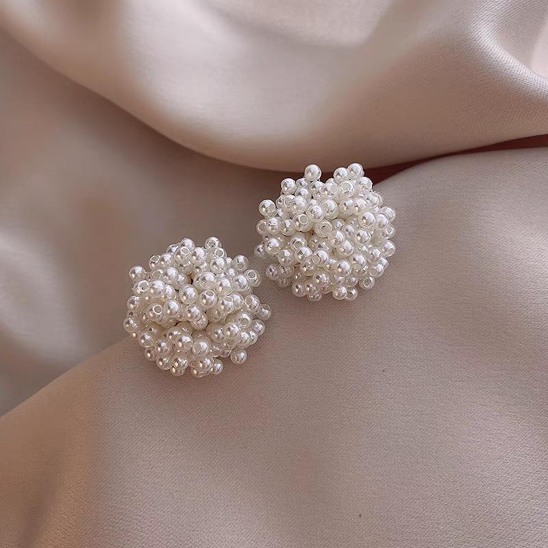 French Baroque Fireworks Pearl Stud Earrings 2024 New Elegant High Sense Niche Design Light Luxury Simple Earrings