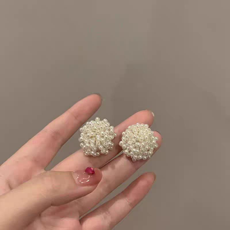 French Baroque Fireworks Pearl Stud Earrings 2024 New Elegant High Sense Niche Design Light Luxury Simple Earrings