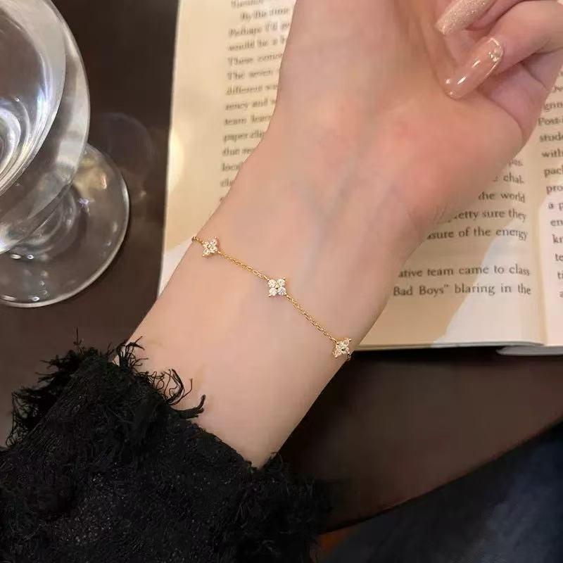 French Style Light Luxury Four-Leaf Clover Bracelet Female Sense of Grade Starry Flower All-Match Hand Jewelry Gift for Girlfriend Girlfriend