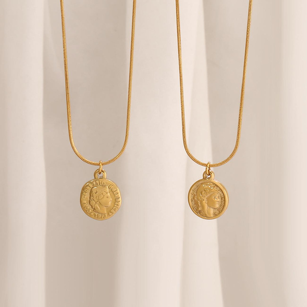 Cross-Border French Retro Portrait Coin Avatar Necklace Female Ins Style Stainless Steel round Coin Pendant Clavicle Chain