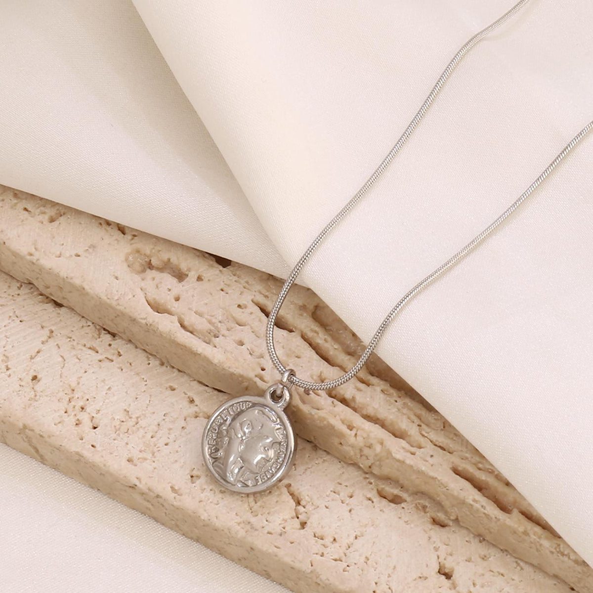 Cross-Border French Retro Portrait Coin Avatar Necklace Female Ins Style Stainless Steel round Coin Pendant Clavicle Chain