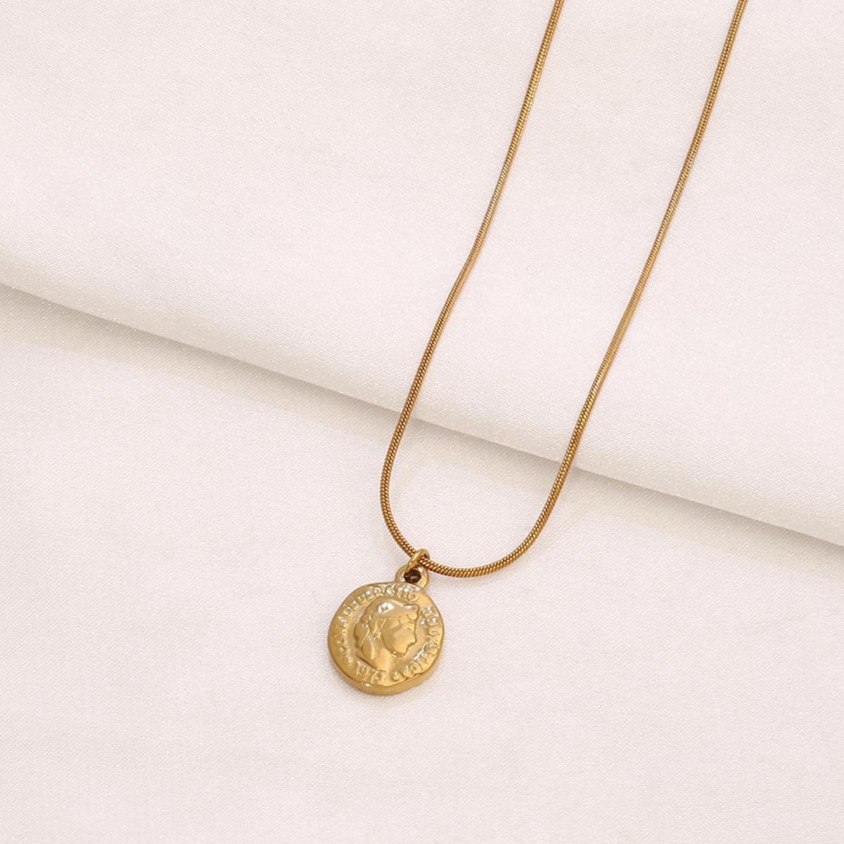 Cross-Border French Retro Portrait Coin Avatar Necklace Female Ins Style Stainless Steel round Coin Pendant Clavicle Chain