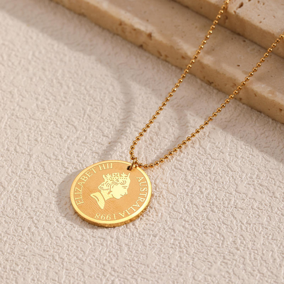 Hot Selling Crown Queen Avatar Coin Necklace Pendant European and American Fashion Non-Fading Religious Belief