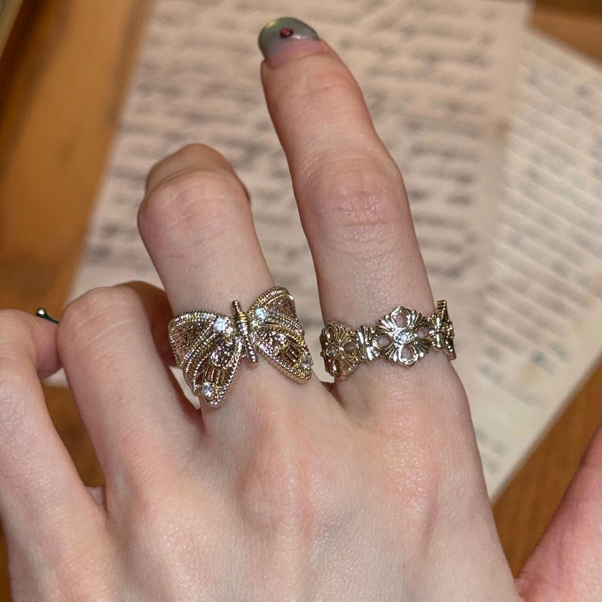 Vintage Retro Light Luxury Butterfly Open Ring Female Niche Design Stacked Iris Hollow Ring High Sense