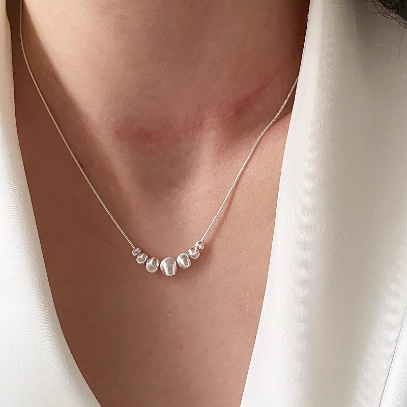 Simple Personalized Frosted Cat's Eye Beads Car Flower Ball Necklace Women's Design Light Luxury Clavicle Chain Niche Cold Style Necklace