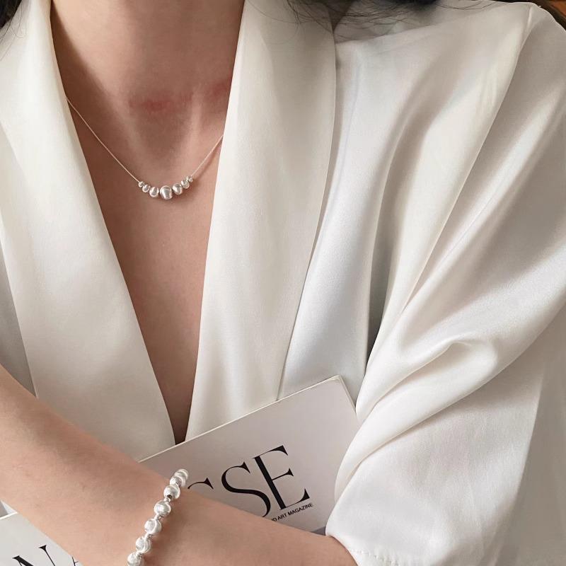 Simple Personalized Frosted Cat's Eye Beads Car Flower Ball Necklace Women's Design Light Luxury Clavicle Chain Niche Cold Style Necklace