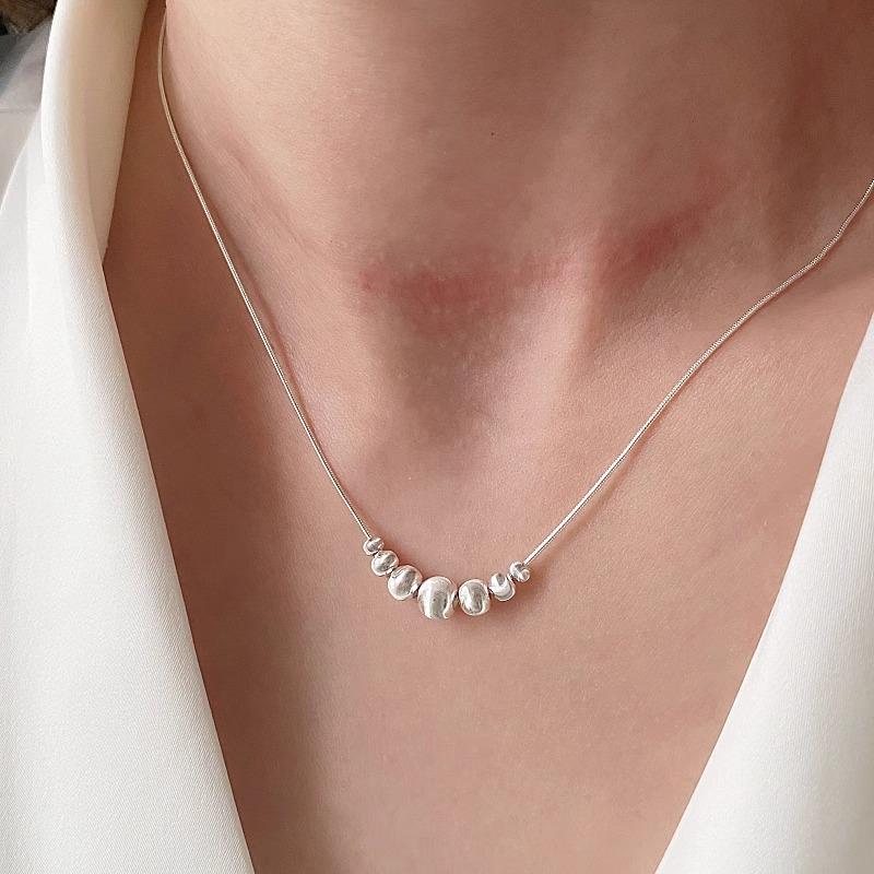Simple Personalized Frosted Cat's Eye Beads Car Flower Ball Necklace Women's Design Light Luxury Clavicle Chain Niche Cold Style Necklace