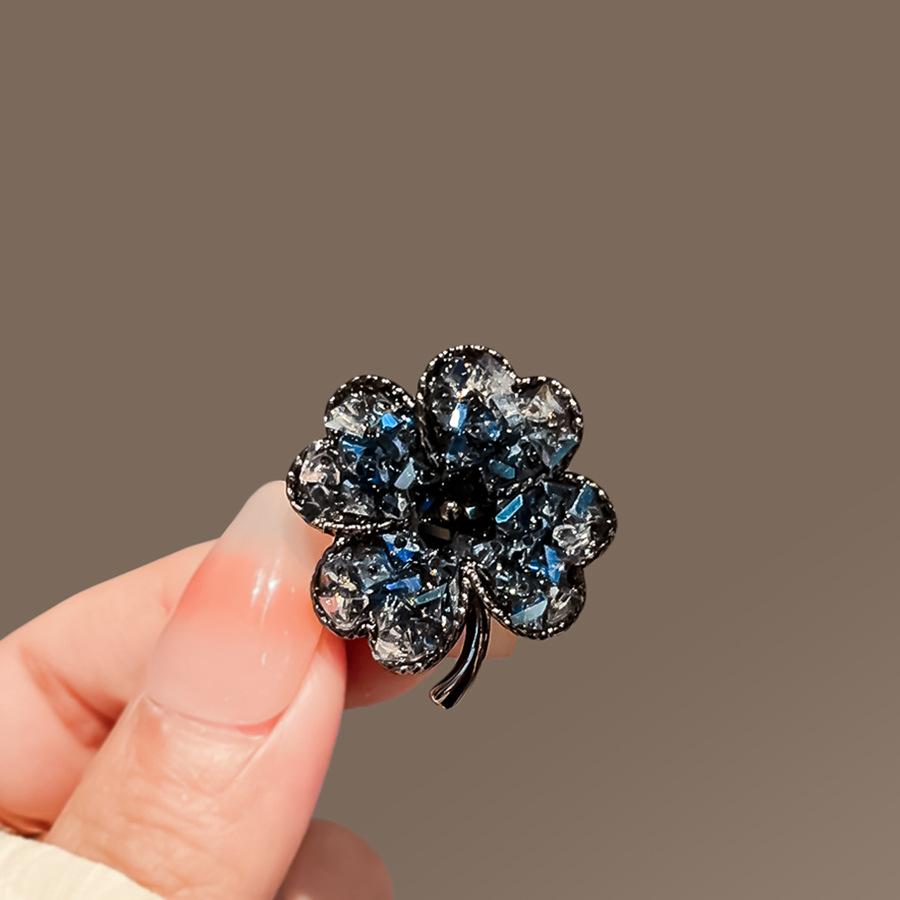 Brooch Anti-Exposure High-Grade Light Luxury Niche Design Anti-Exposure Buckle Pin Corsage Small Brooch Chest Artifact