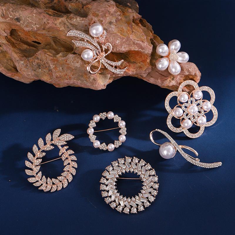 Brooch Women's Pearl Brooch High-Grade Camellia Inlaid Diamond Horse Year Immediately Rich DIY Empty Support Wholesale