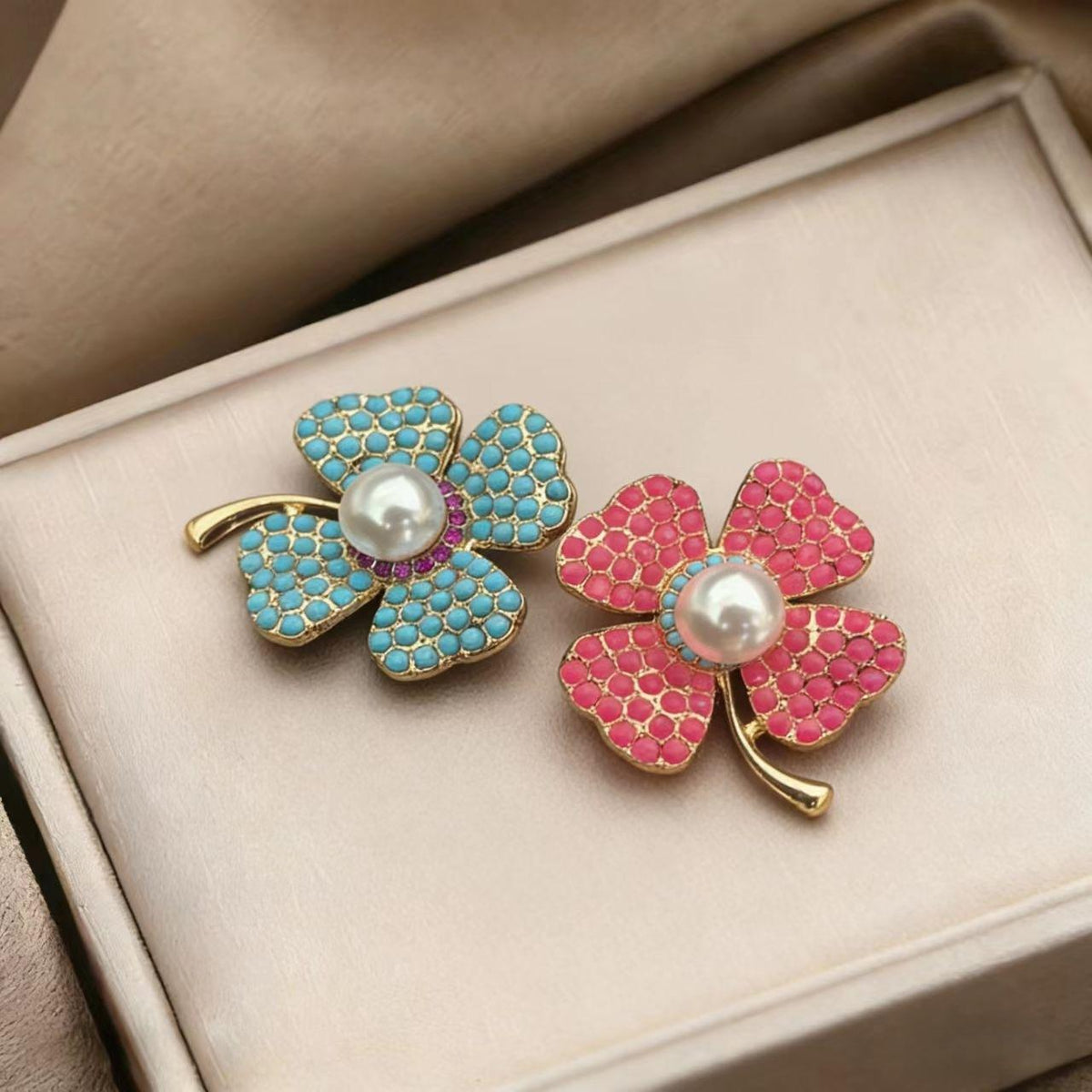 Imitation Turquoise Four-Leaf Flower Brooch Female Inlaid High-Grade Exquisite Freshwater Pearl Pin Suit Coat Corsage Pin